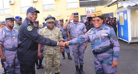 Gendarmerie Nationale Brigitte Onkanowa Prend Le Pouls