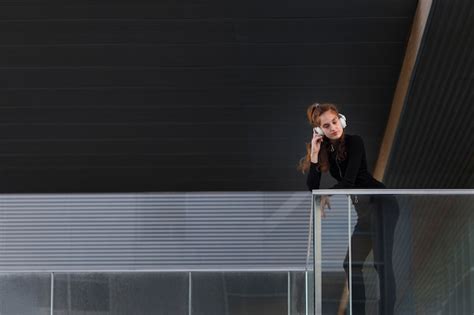 Mujer Joven En Un Entorno Urbano Limpio Foto Gratis