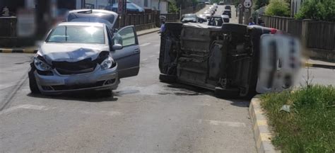 Femeie transportată la spital în urma unui accident produs pe o stradă