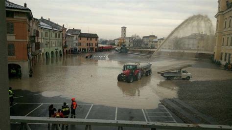 Maltempo In Emilia Romagna 1 000 Persone Evacuate A Brescello LifeGate