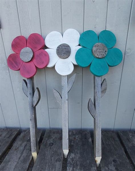 Fleur En Bois De Grange In Garden Crafts Diy Spring Wood