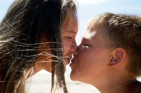 Photo Libre De Droit De Frère Baise Sa Soeur Frère Et Sœur Sembrassent Le Concept De Lamour Deux