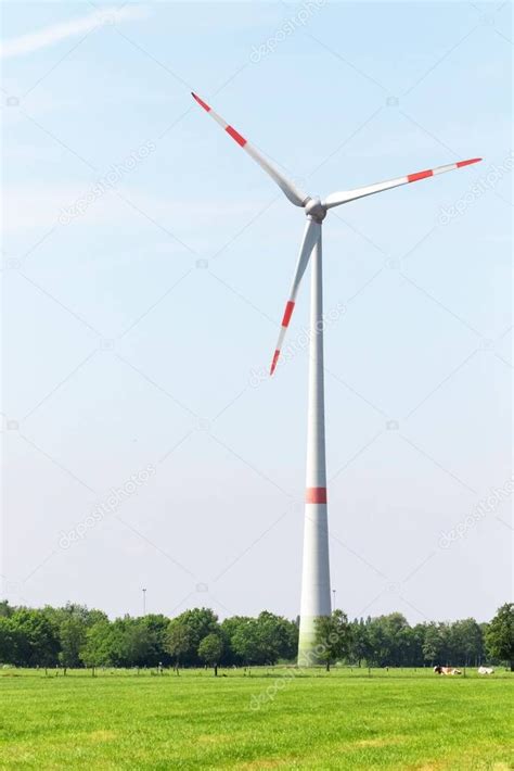 Retrato De Un Gran Molino De Viento Moderno Situado Entre Los Prados Y