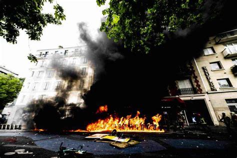 Confrontation Entre Les Manifestants Et Les Forces De L Ordre Statue Le