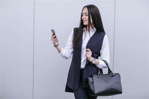 photo smiling woman    mobile phone