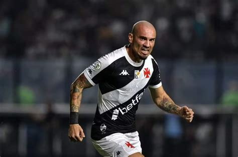 Maicon completa 50 jogos pelo Vasco e celebra boa fase Vasco Notícias