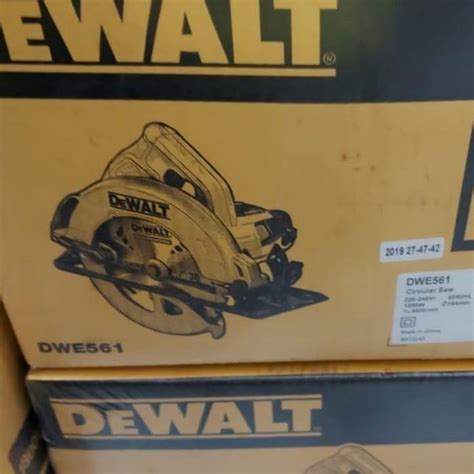 Jual Dewalt Mesin Gergaji Potong Kayu Circular Saw Dwe 561 Dwe561 Kualitas Terbaik Shopee