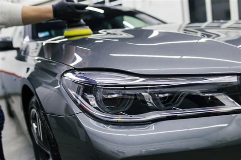 Detalle De Coches Trabajador Con Pulidor Orbital En Taller De