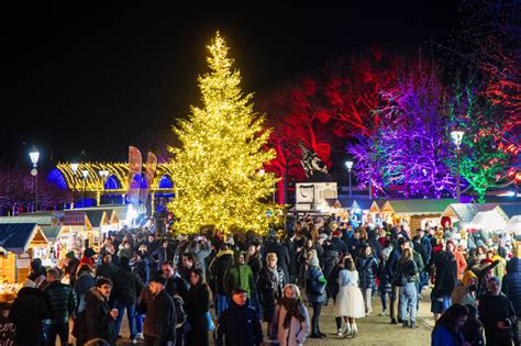 L Inaugurazione Del Presepe Olografico I Visori 3d Con Babbo Natale