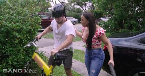 Carmela Clutch Rencontre Anale Publique D Une Latina Aux Gros Seins