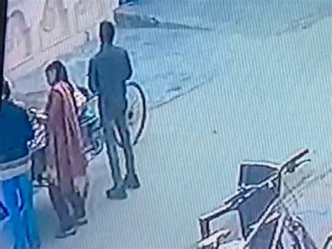 Video Of Chain Snatching In Greater Noida Bike Riding Miscreants