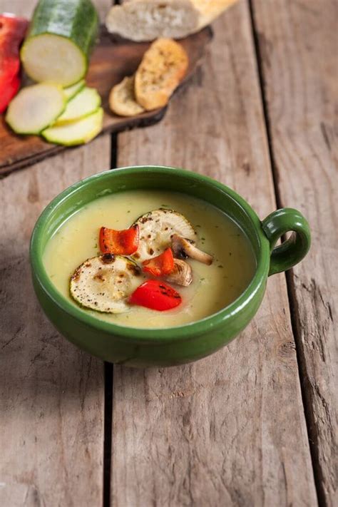 Crema de esparragos con verduras y tostadas Recetas Nestlé