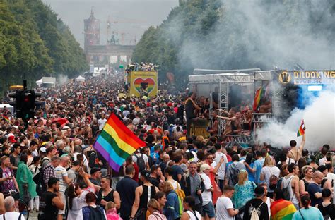 Miles De Personas Celebran El Orgullo Gay Berlinés Bajo La Lluvia