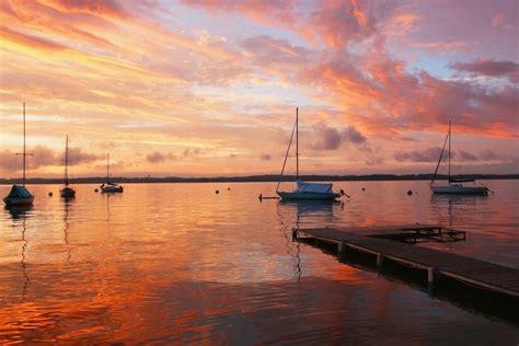 Black Friday Papermoon Fototapete Lagune Hafen Boote Yachten Gebirge