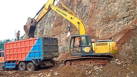 Mobil Dump Truck Fuso Mitsubishi Muat Matrial Batu Padas Excavator