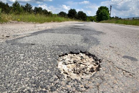 Ulica 7 Źródeł w Kielcach w ruinie Przywieźli kruszywo ale dziur nie