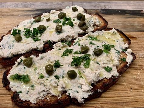 Klassische Crostini Mit Thunfisch Ricotta Und Ziegenk Se Von