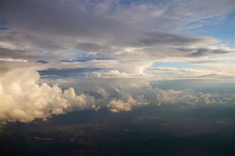 Hermosas nubes gruesas en el cielo desde la altura del avión Foto