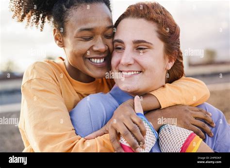 Les Femmes Heureuses Gay Couple Ayant Le Moment Tendre En Plein Air