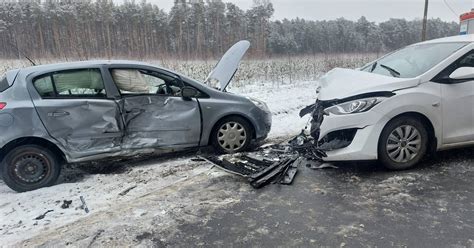 Czołowe zderzenie w Mościskach Trzy osoby zostały ranne ZDJĘCIA