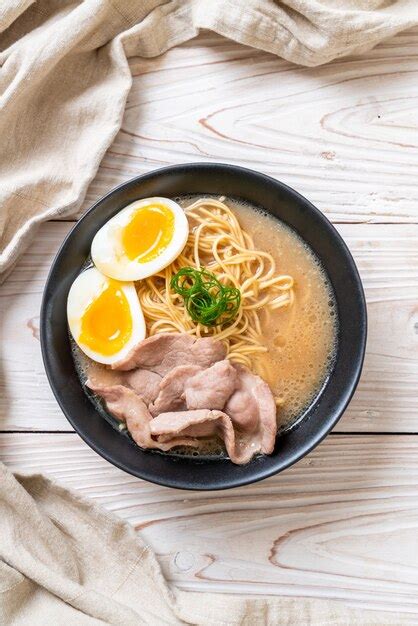 Ramen Tonkotsu Carne De Porco E Ovo Foto Premium