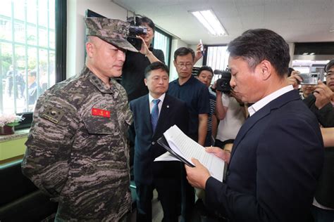 군 검찰 법원 출입문 잠그고 박정훈 대령 강제 구인