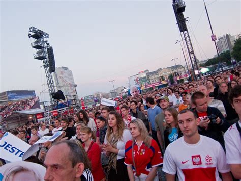 Wielcy Kibice W Warszawie Landmarks Times Square Travel