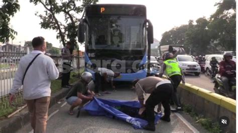 Brak Pemotor Wanita Tewas Usai Tertabrak Bus TransJakarta Di Cempaka