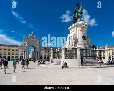 Equestrian statue of King José I the Arc de Triomphe Arco da Rua