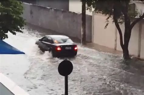 Chuva Deixa Ruas Alagadas Em Jardim Camburi Veja Previs O Do Tempo