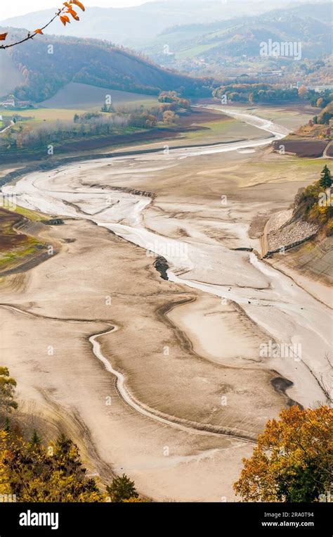 El Lago Seco Sassocorvaro Y La Ciudad De Mercatale Visto Desde Las