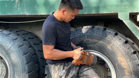 Rescue Howo Ton Dump Truck Tires After Tyre Explosion On The Road