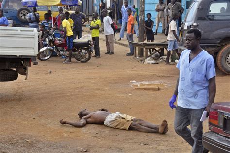 Menschen K Mpfen Um Ebola Toten Zu Begraben Hier Ist Der Grund