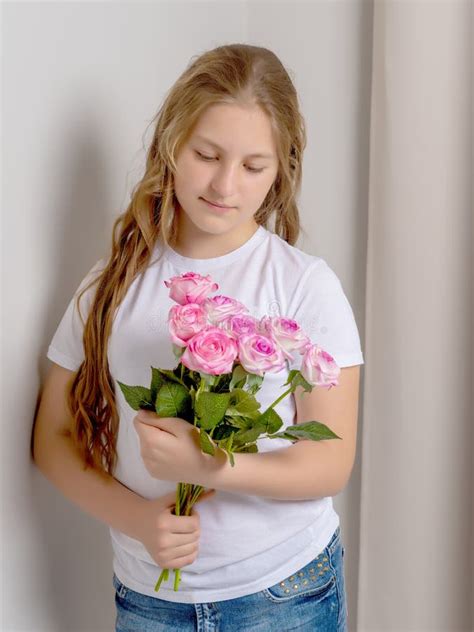 Estudante Da Menina O Ramalhete Das Flores Imagem De Stock Imagem