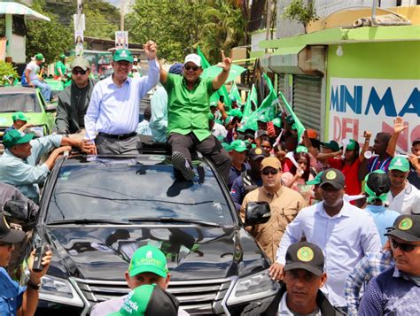 Leonel Fern Ndez Recorre Barrios Y Calles De Montecristi Y Dajab N