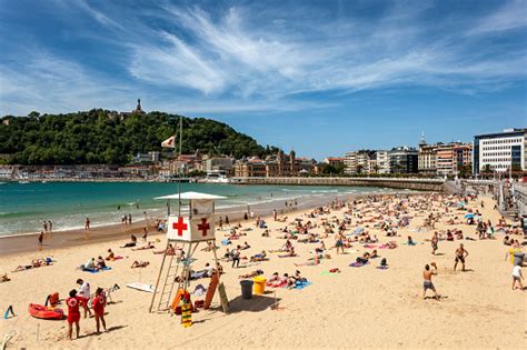 menara penjaga pantai  san sebastian spanyol foto stok  gambar