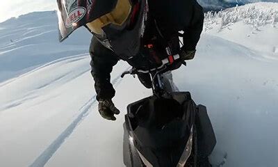 Une Chenille Du Motoneige Se Brise Et Le Pilote Passe Par Dessus Le