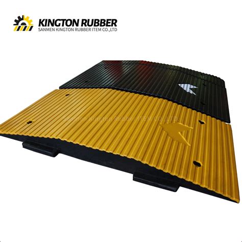 Reflective Visual Rubber Speed Hump Road Speed Breaker 500mm 1000mm For