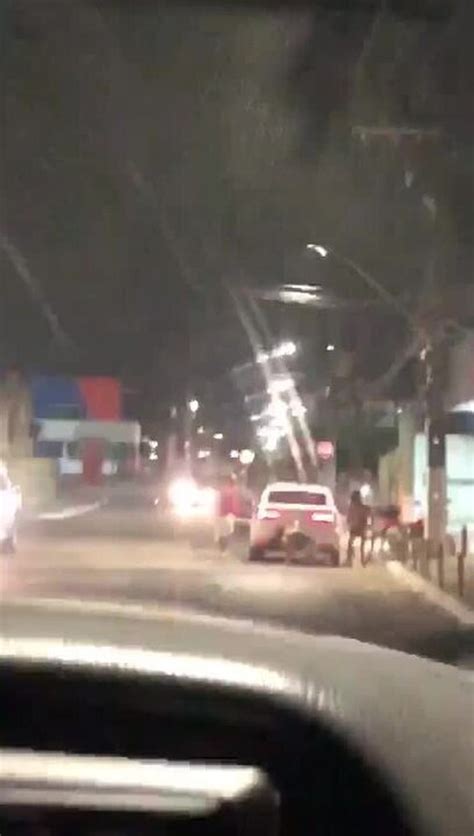 Vídeo Gravado Por Testemunhas Mostra Roubo De Carro E Fuga De Assaltantes Em Avenida De