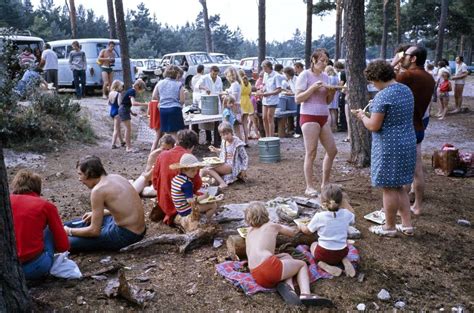 55 Interesting Color Photographs That Capture Daily Life In East