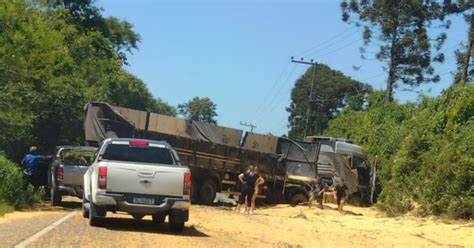 VÍdeo Carreta Tomba Na Sc 108 Carga De Milho Se Espalha Na Pista E