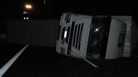 Camion Di Pneumatici Si Ribalta In Autostrada