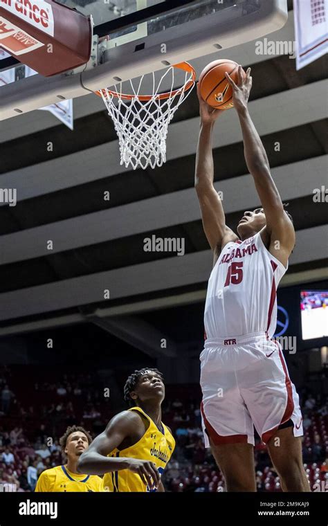 Alabama Forward Noah Clowney 15 Dunks During The First Half Of An