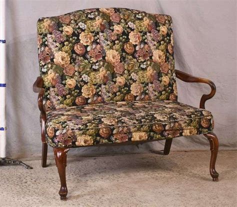 Queen Anne Style Upholstered Settee 55 10834 Rh Lee And Co Auctioneers