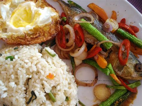 Nasi Goreng Ikan Rebus