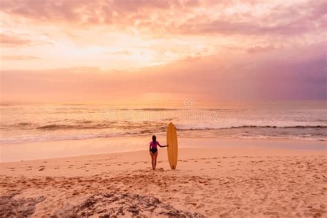 Het Brandingsmeisje Met Surfplank Gaat Naar Het Surfen Surfervrouw Op