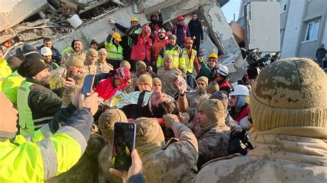 Asr N Felaketi Nden Etkilenen Hatay Da Saatte Bir Ki I Enkazdan