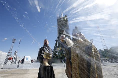 est100 一些攝影 some photos Orthodox priest at Baikonur cosmodrome