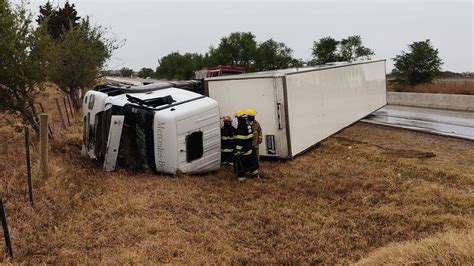 Un Camión Cargado Con Jabón Volcó En La Autovía Río Cuarto Córdoba