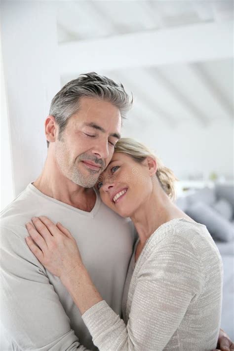 Coppie Mature Amorose Che Si Siedono All Aperto Fotografia Stock